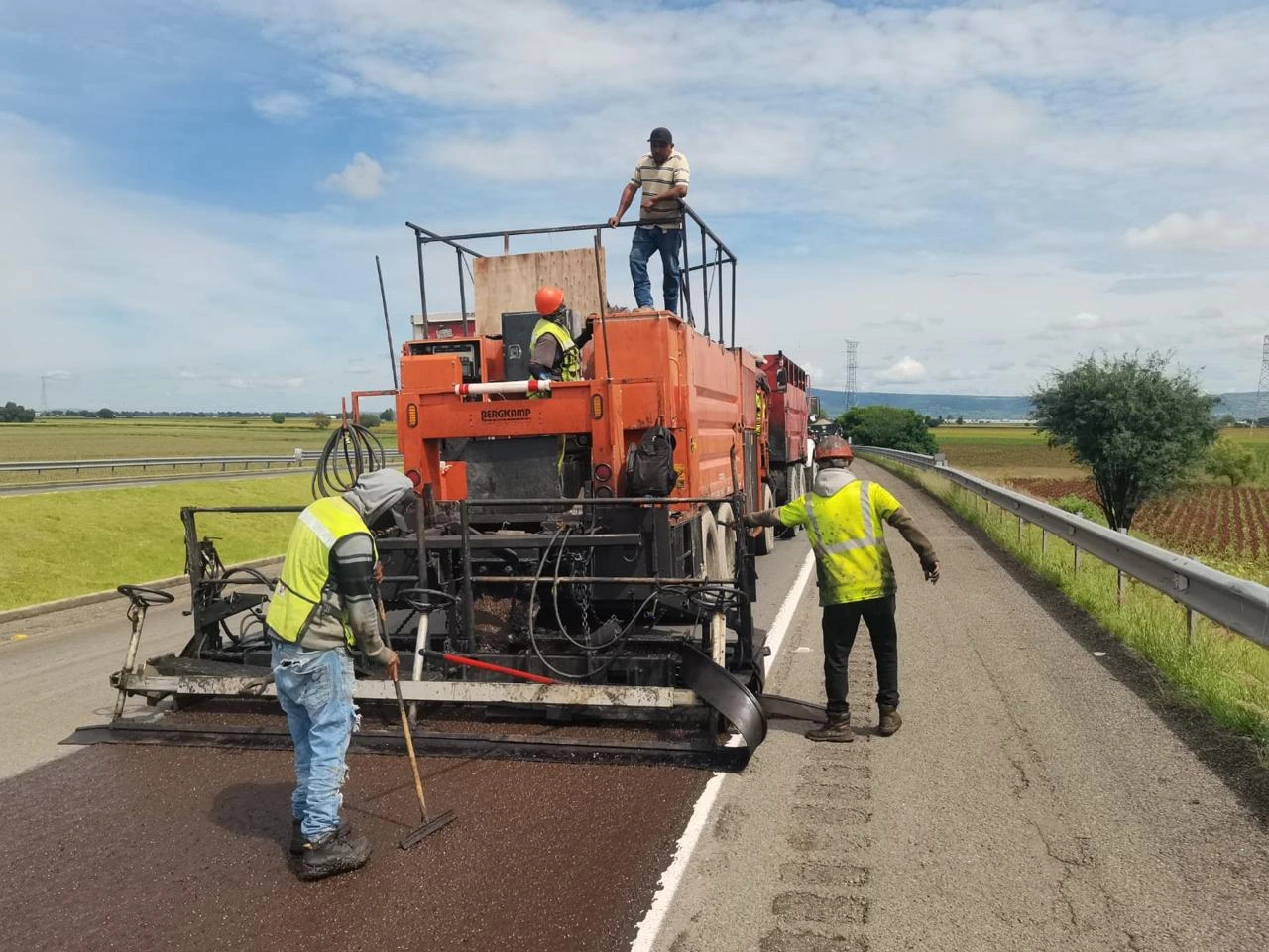 Imagen maquina y trabajadores en carretera
